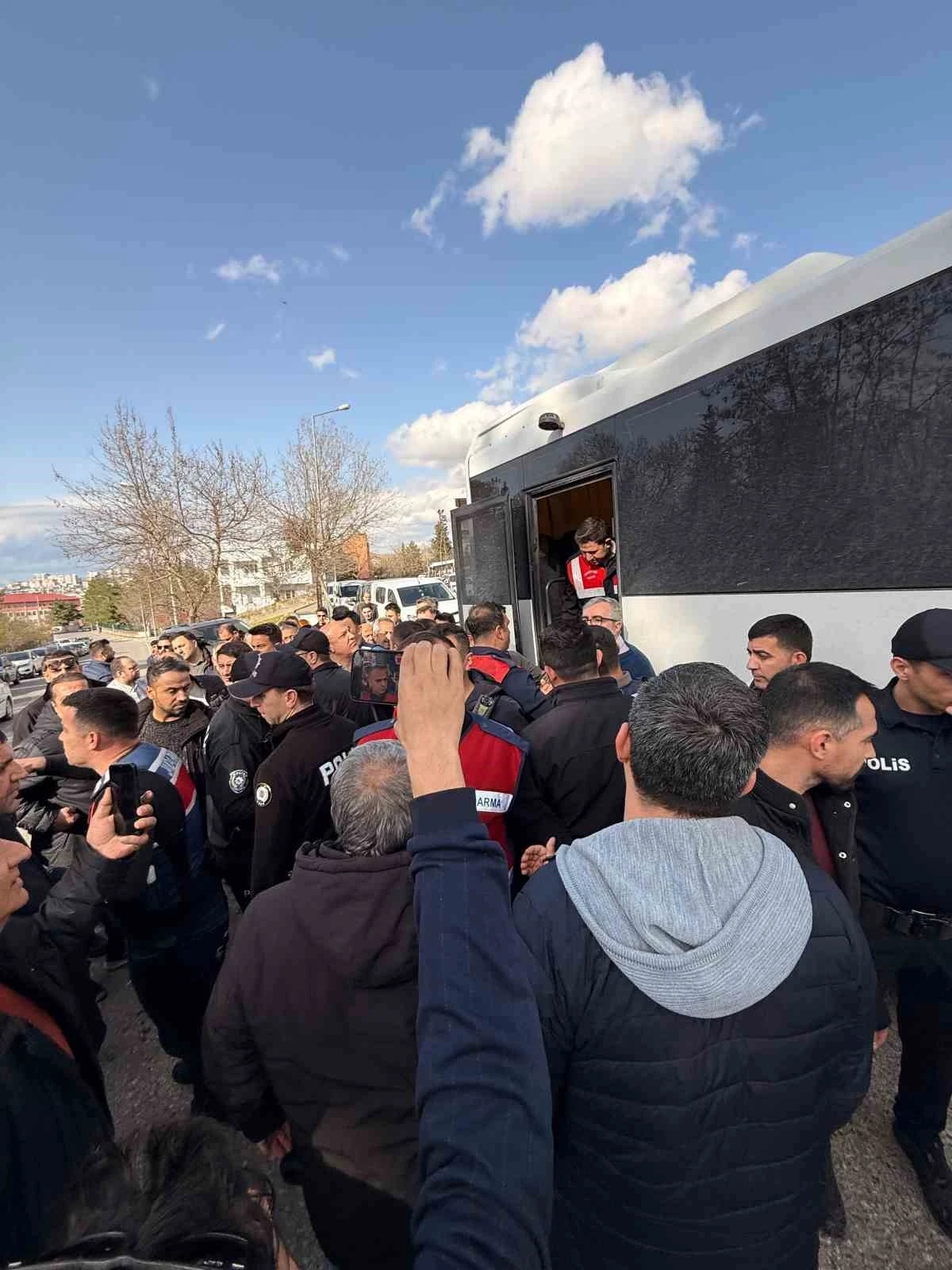 Siirt&rsquo;te annesinin cenaze t&ouml;renine katılan Fadıl Akg&uuml;nd&uuml;z ile ekipler arasında tartışma
