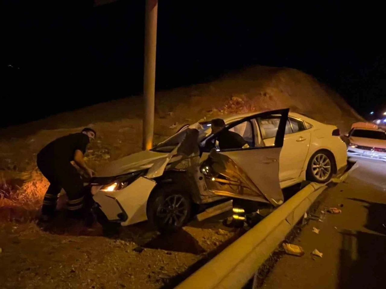 Siirt&rsquo;te bariyere &ccedil;arpan otomobil alev aldı: 1 yaralı
