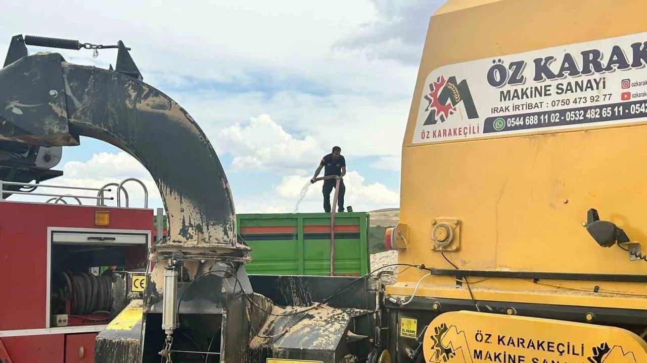 Siirt’te biçerdöverden sıçrayan kıvılcım yangına neden oldu
