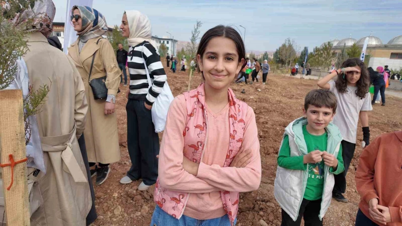 Siirt’te binlerce fidan aynı anda toprakla buluştu
