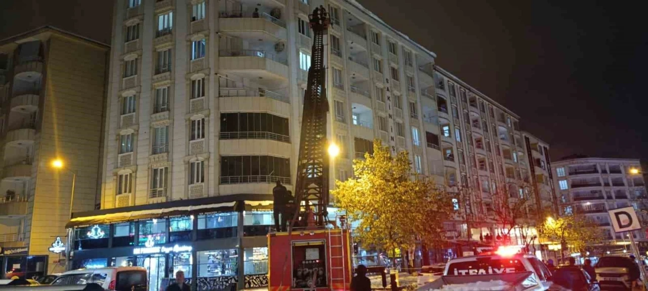 Siirt&rsquo;te &ccedil;atılardaki kat k&uuml;tleleri itfaiye ekipleri tarafından temizlendi
