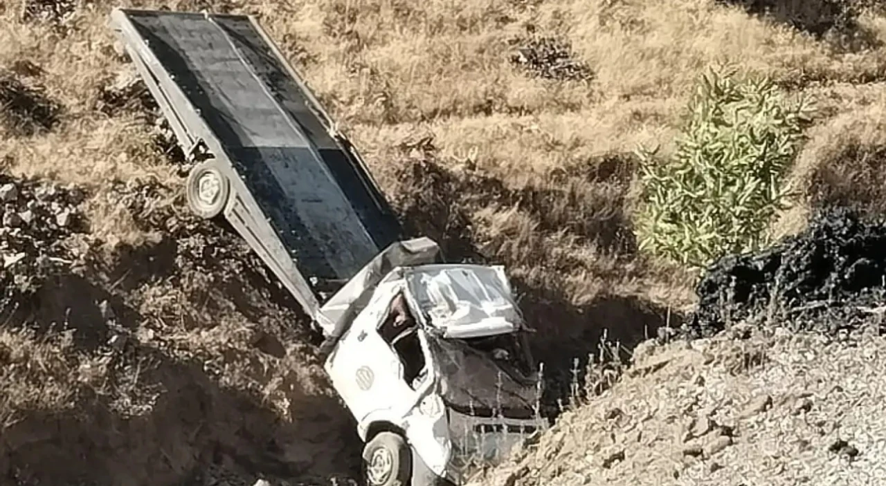 Siirt&rsquo;te &ccedil;ekici şarampole devrildi: 2 yaralı
