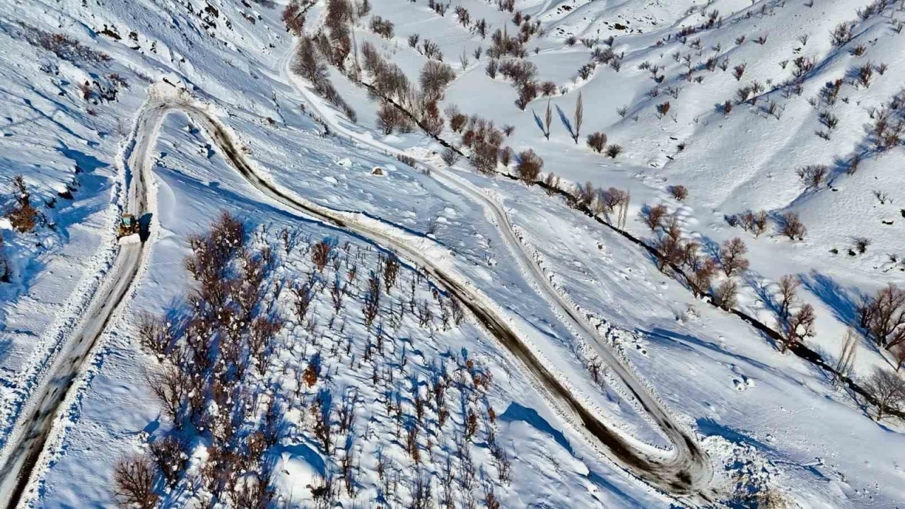 Siirt&rsquo;te &ccedil;ığ d&uuml;şen yol temizlendi
