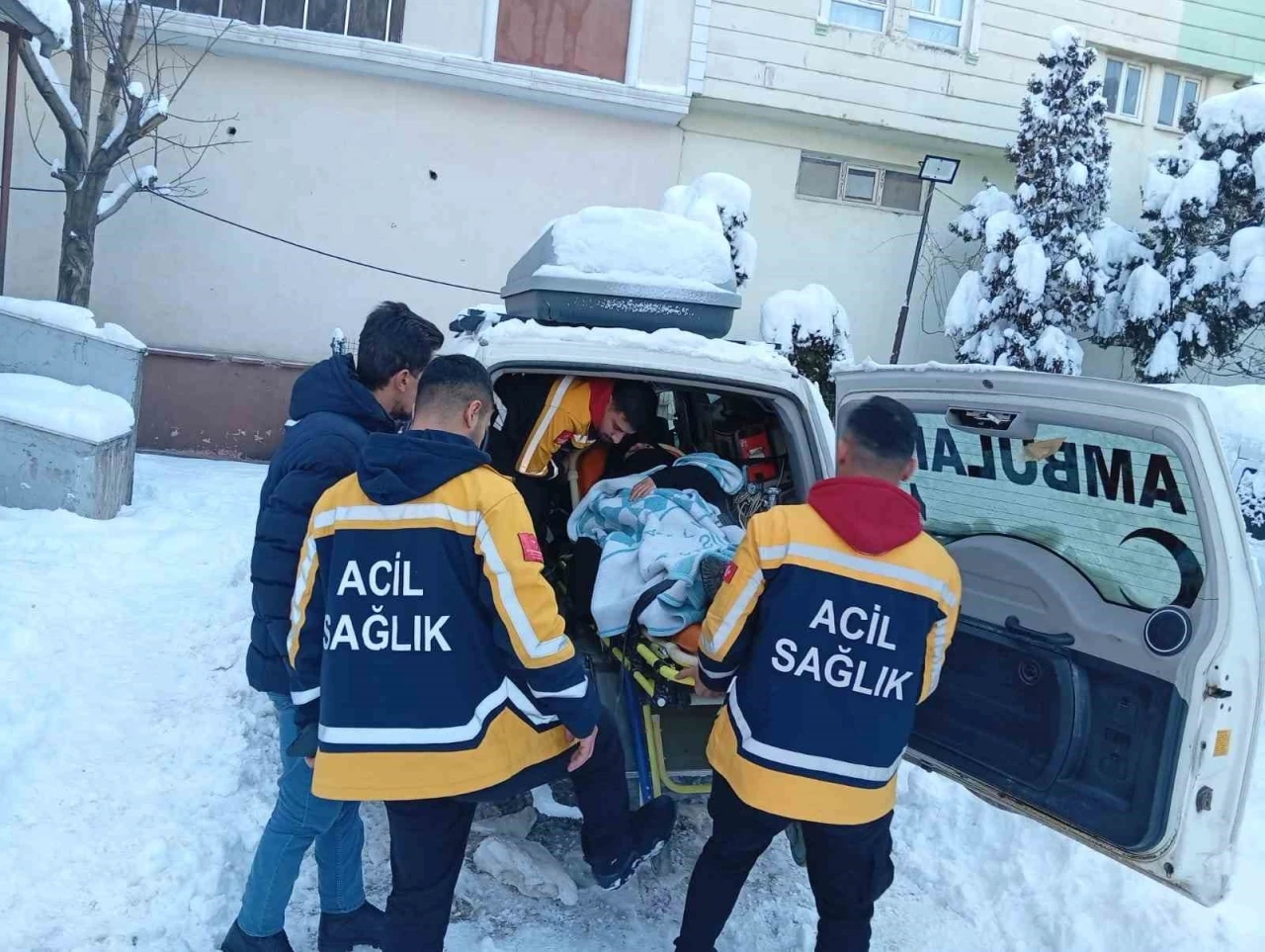 Siirt&rsquo;te doğum sancısı tutan hasta, 5 saatlik &ccedil;alışmayla hastaneye ulaştırıldı
