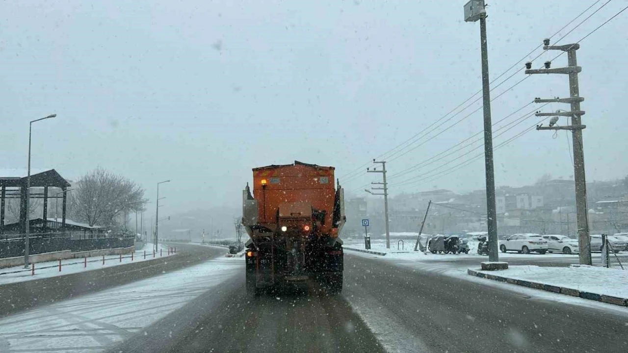 Siirt&rsquo;te ekiplerin karla m&uuml;cadele &ccedil;alışmaları s&uuml;r&uuml;yor
