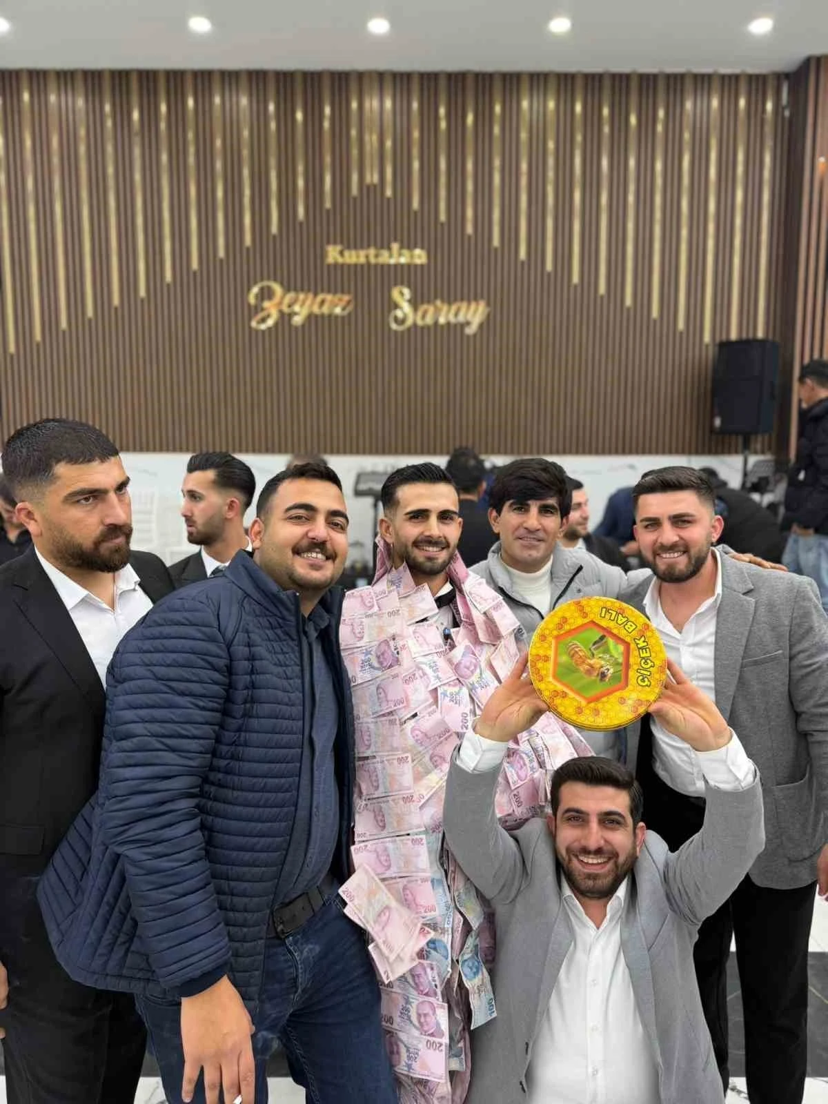 Siirt&rsquo;te gelin ve damada altın yerine 1 kilo bal takıldı
