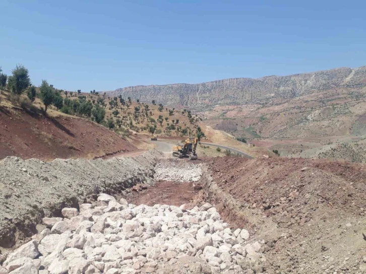 Siirt’te heyelan nedeniyle kapanan yol trafiğe açıldı