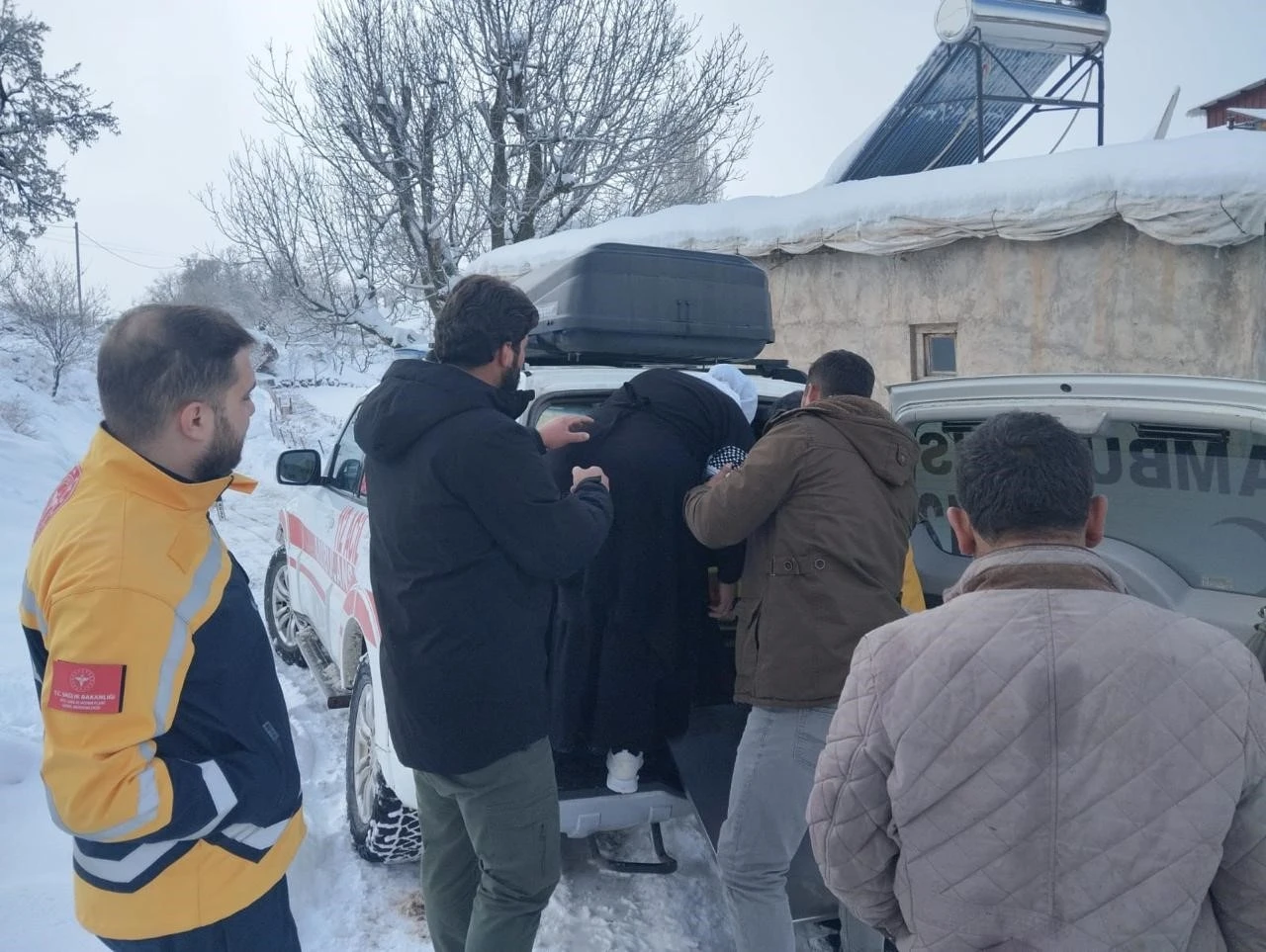 Siirt&rsquo;te i&ccedil; kanama ge&ccedil;iren hasta, ekiplerin yolu a&ccedil;masıyla hastaneye yetiştirildi
