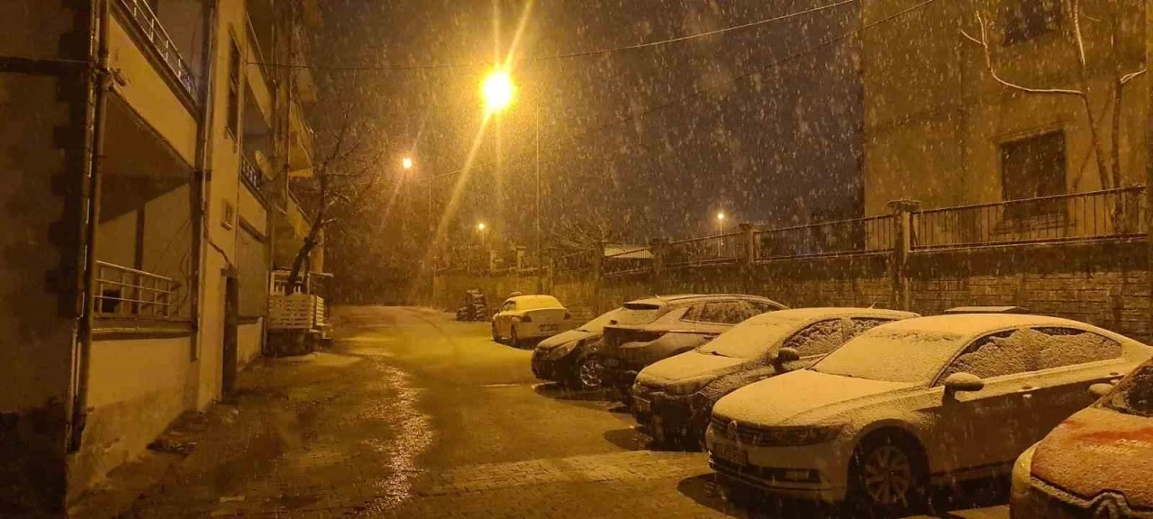 Siirt&rsquo;te kar yağışı başladı
