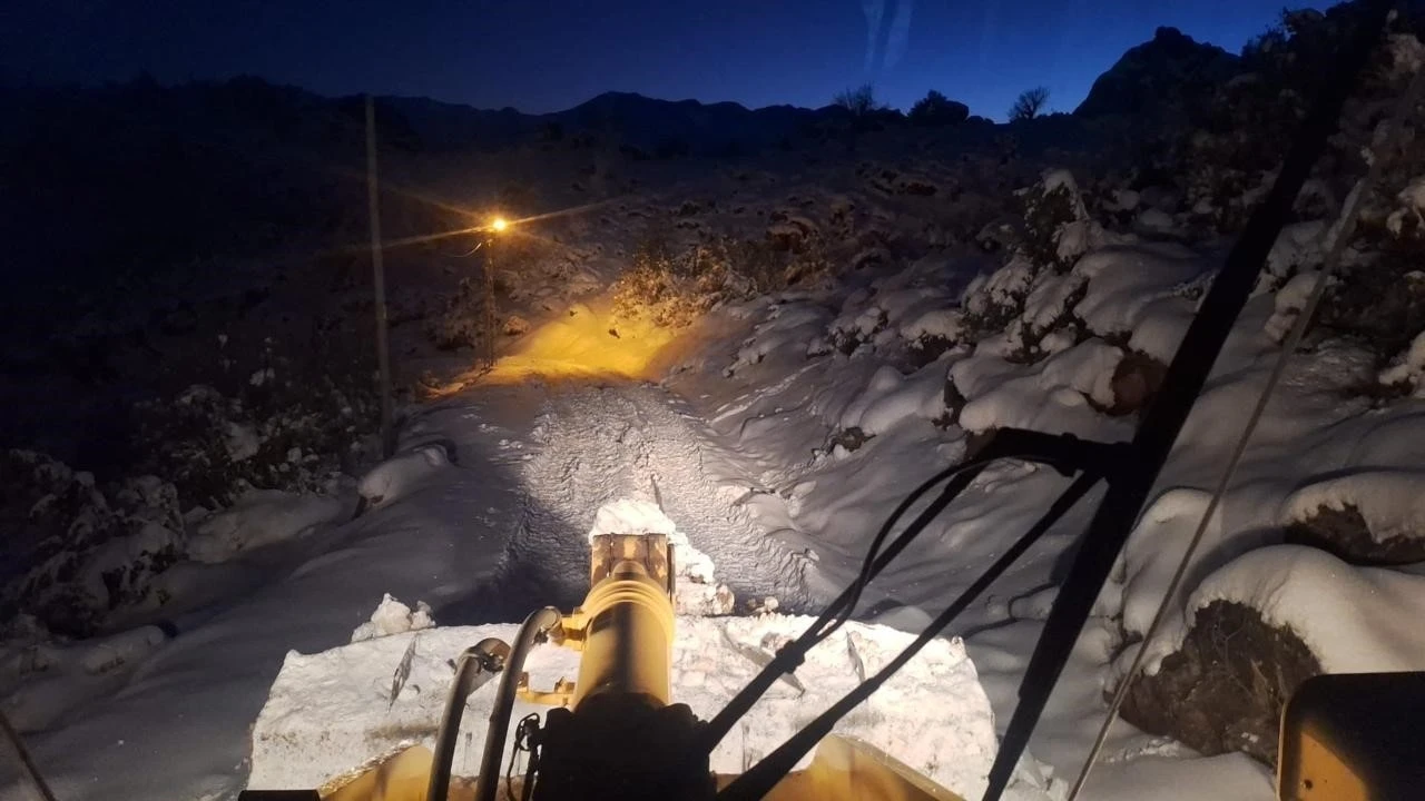 Siirt&rsquo;te kar yağışı hayatı olumsuz etkiledi: Solunum hastası vatandaş ile mahsur kalan minib&uuml;s kurtarıldı
