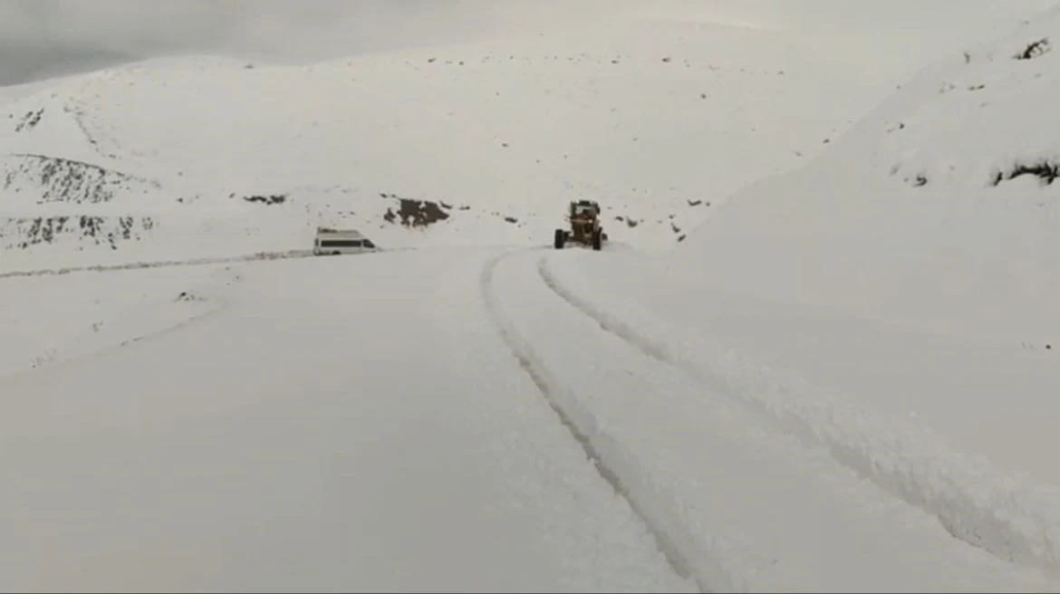 Siirt’te karda araçlar yolda mahsur kaldı
