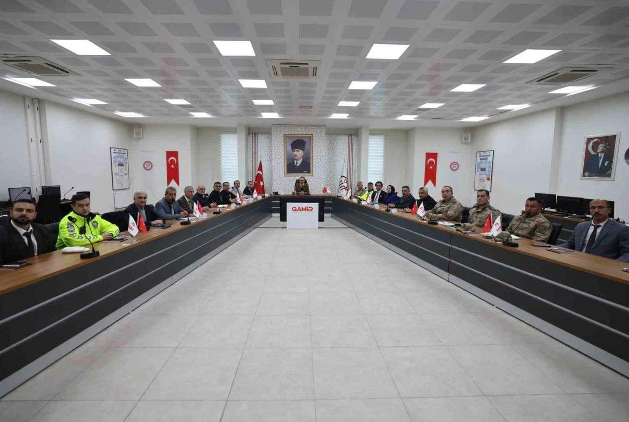 Siirt&rsquo;te karla m&uuml;cadelede 200 ara&ccedil; ve 600 kişi sahada
