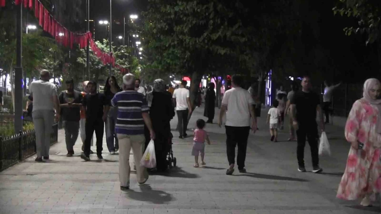 Siirt’te kavurucu sıcaklar hayatı geceye taşıdı
