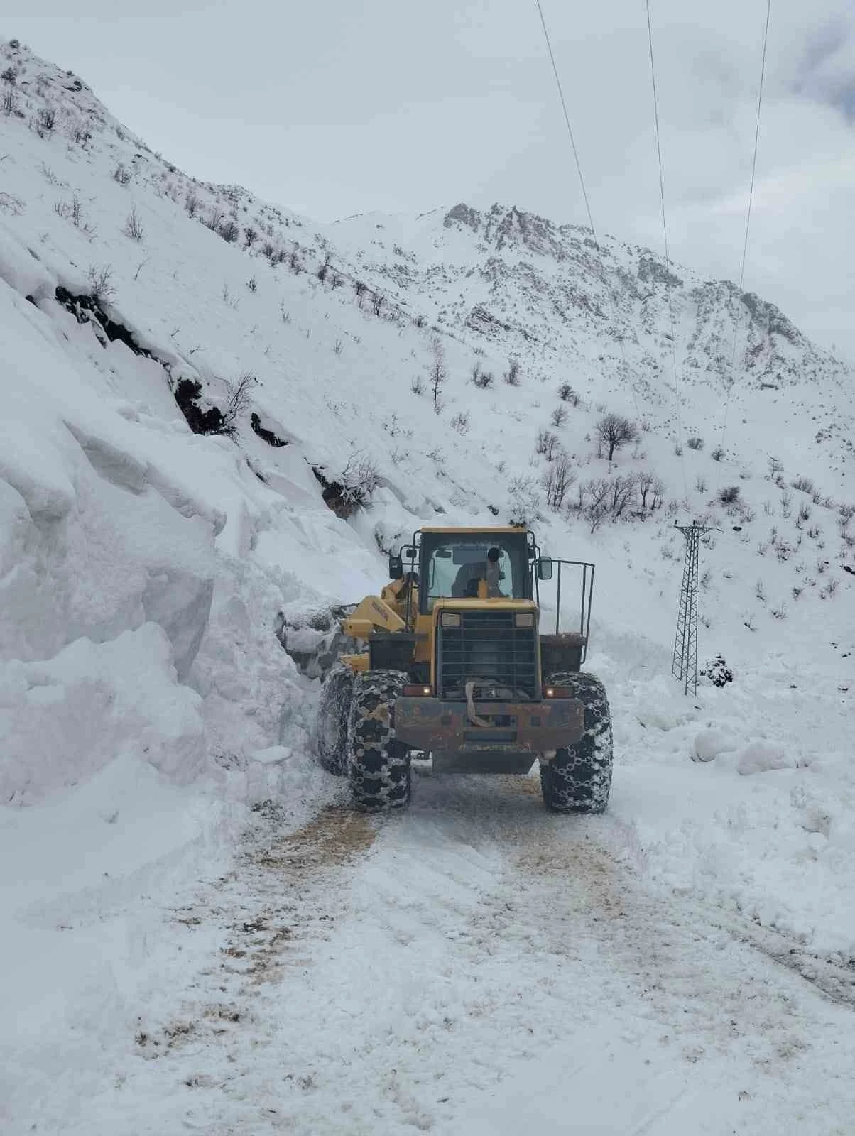 Siirt&rsquo;te mahsur kalan minib&uuml;s kurtarıldı
