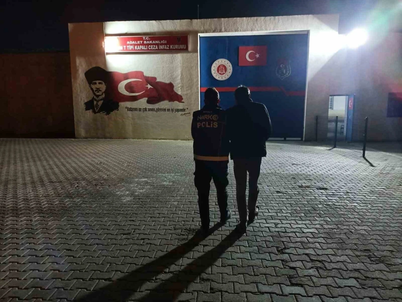 Siirt&rsquo;te midelerinden uyuşturucu &ccedil;ıkan 4 şahıs tutuklandı
