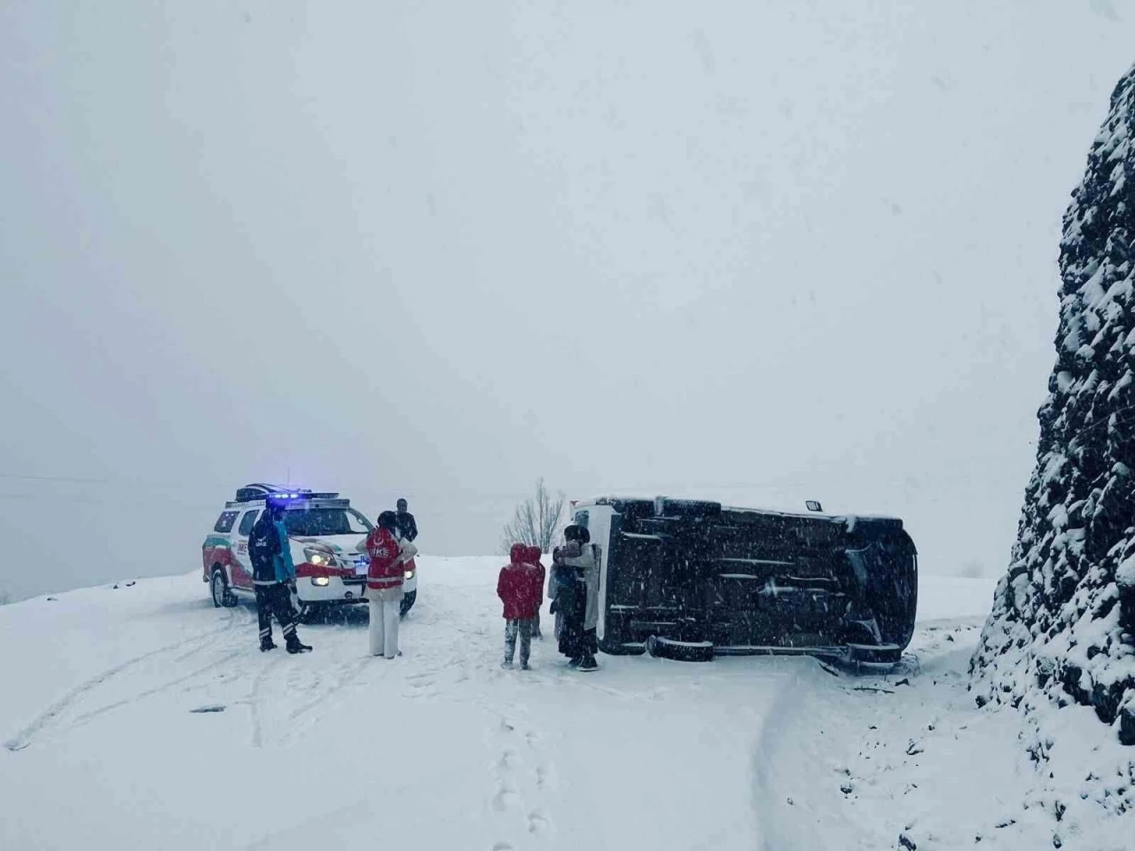 Siirt&rsquo;te minib&uuml;s devrildi: 6 yaralı
