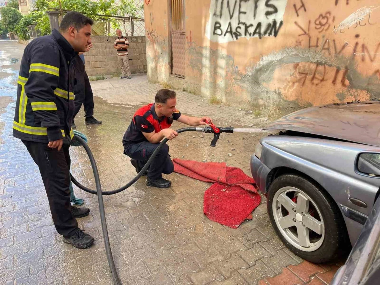 Siirt&rsquo;te park halindeki otomobil alev aldı
