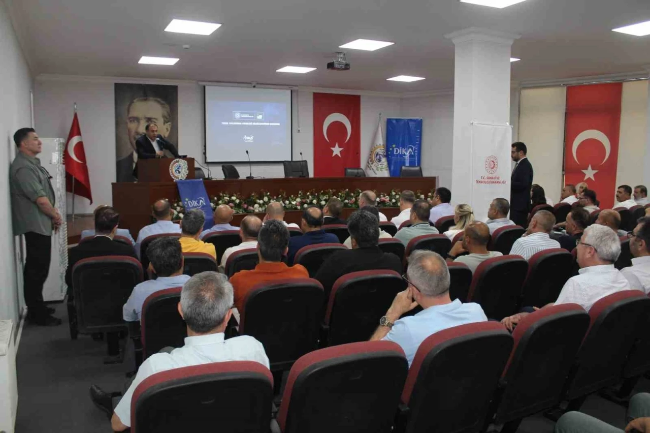 Siirt’te &quot;Türkiye Yüzyılı Kalkınma Hamlesi&quot; toplantısı düzenledi
