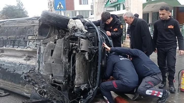 Siirt’te refüje çarpan otomobil takla attı