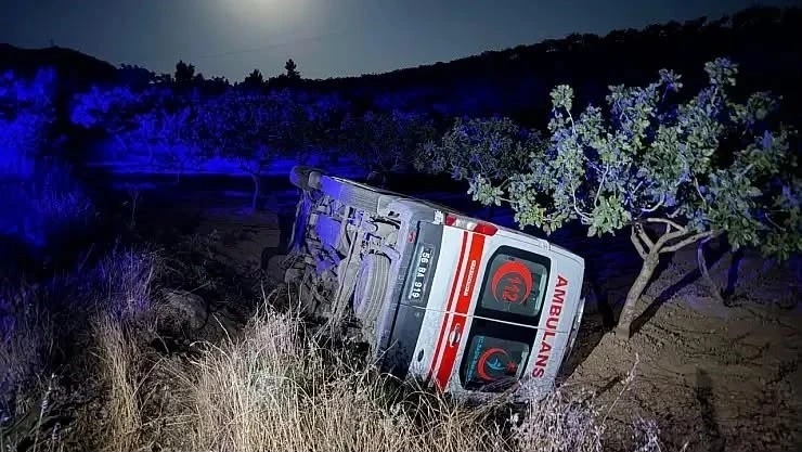 Siirt&rsquo;te sağlık&ccedil;ılar devrilen ambulansta kazayı yara atmadan atlattı
