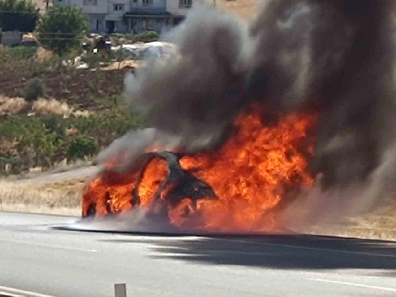 Siirt’te seyir halindeki araç kül oldu
