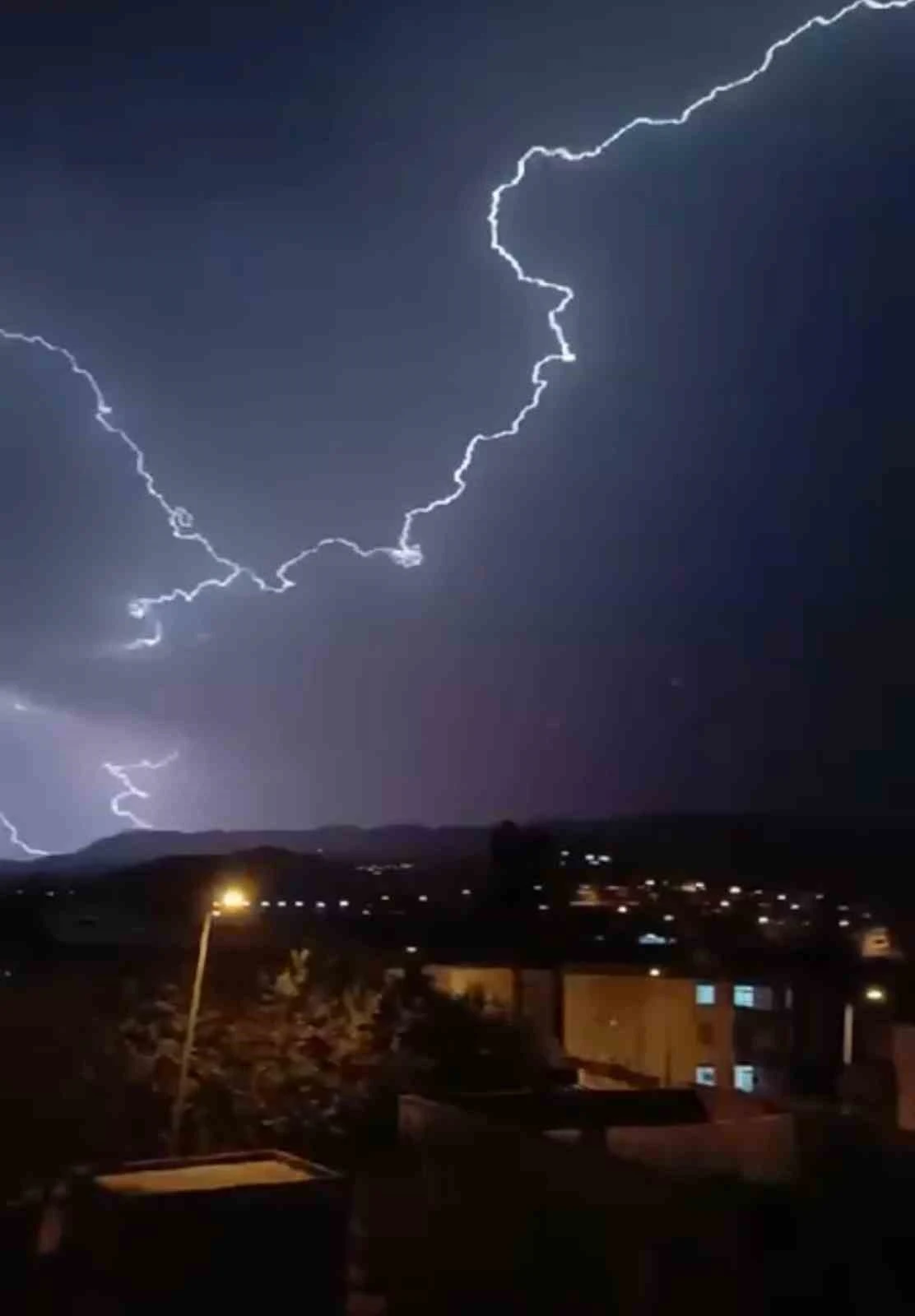 Siirt’te şimşekler geceyi gündüze çevirdi
