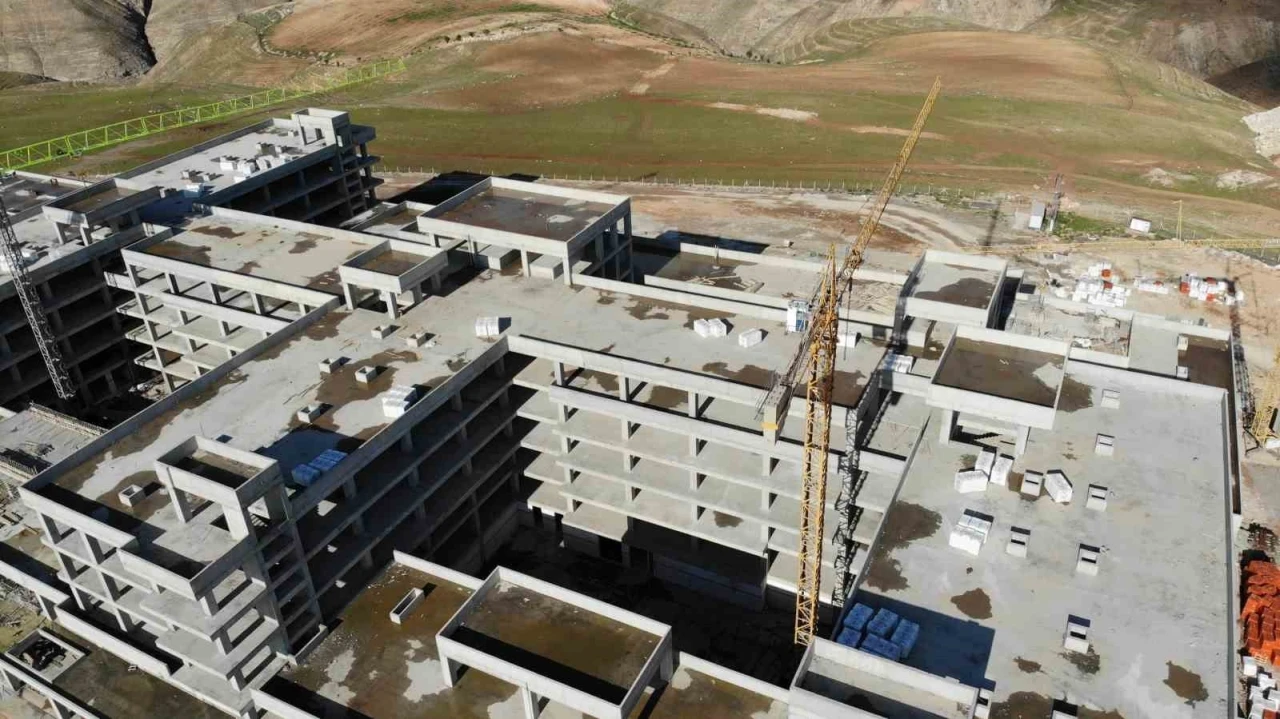 Siirt’te sismik izolatörlü hastane inşaatı devam ediyor
