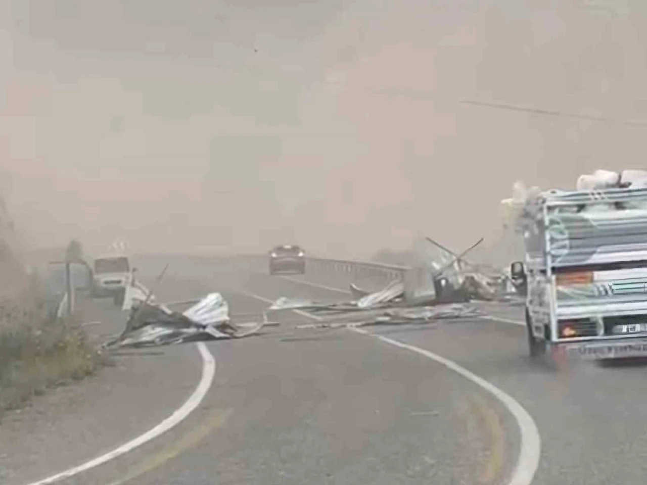 Siirt’te uçan çatı yolu trafiğe kapattı
