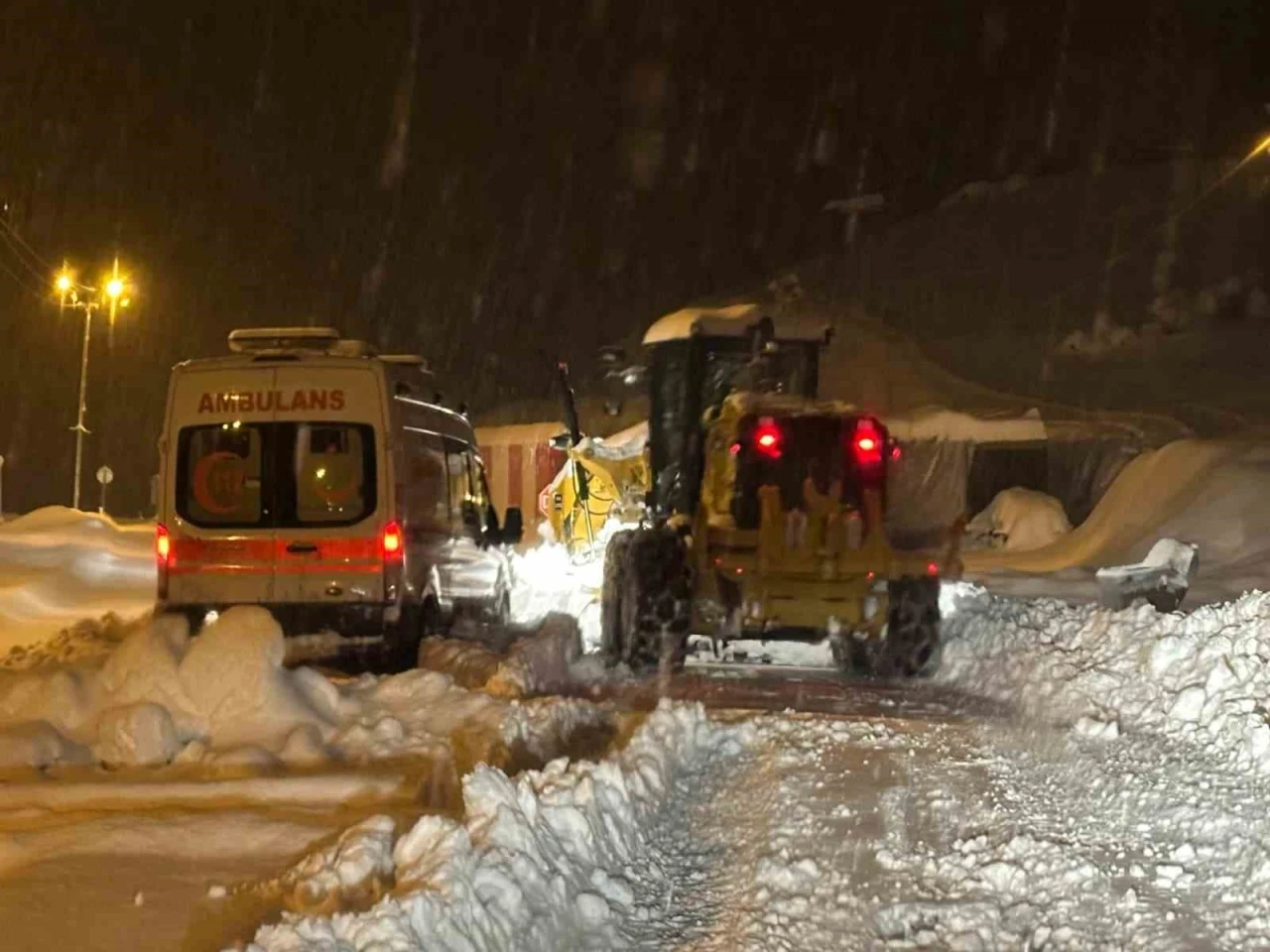 Siirt&rsquo;te yolda mahsur kalan ambulans 3 saat sonra kurtarıldı
