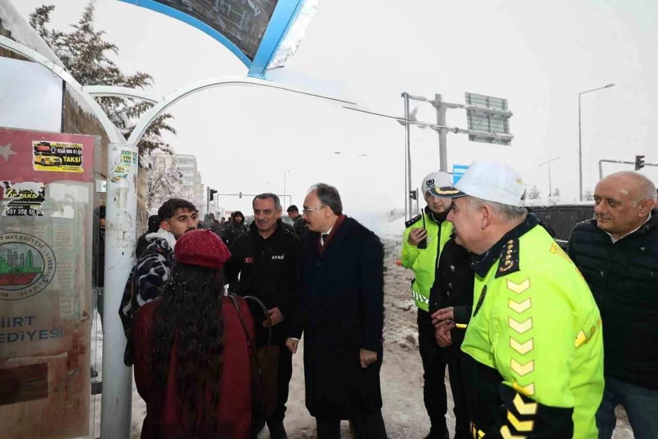 Siirt Valisi Kızılkaya, karla m&uuml;cadele &ccedil;alışmalarını yerinde inceledi
