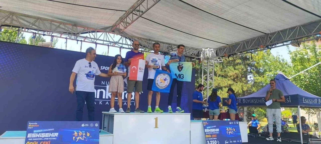 Siirtli sporcu, Eskişehir Yarı Maratonu’nda kategorisinde birinci oldu
