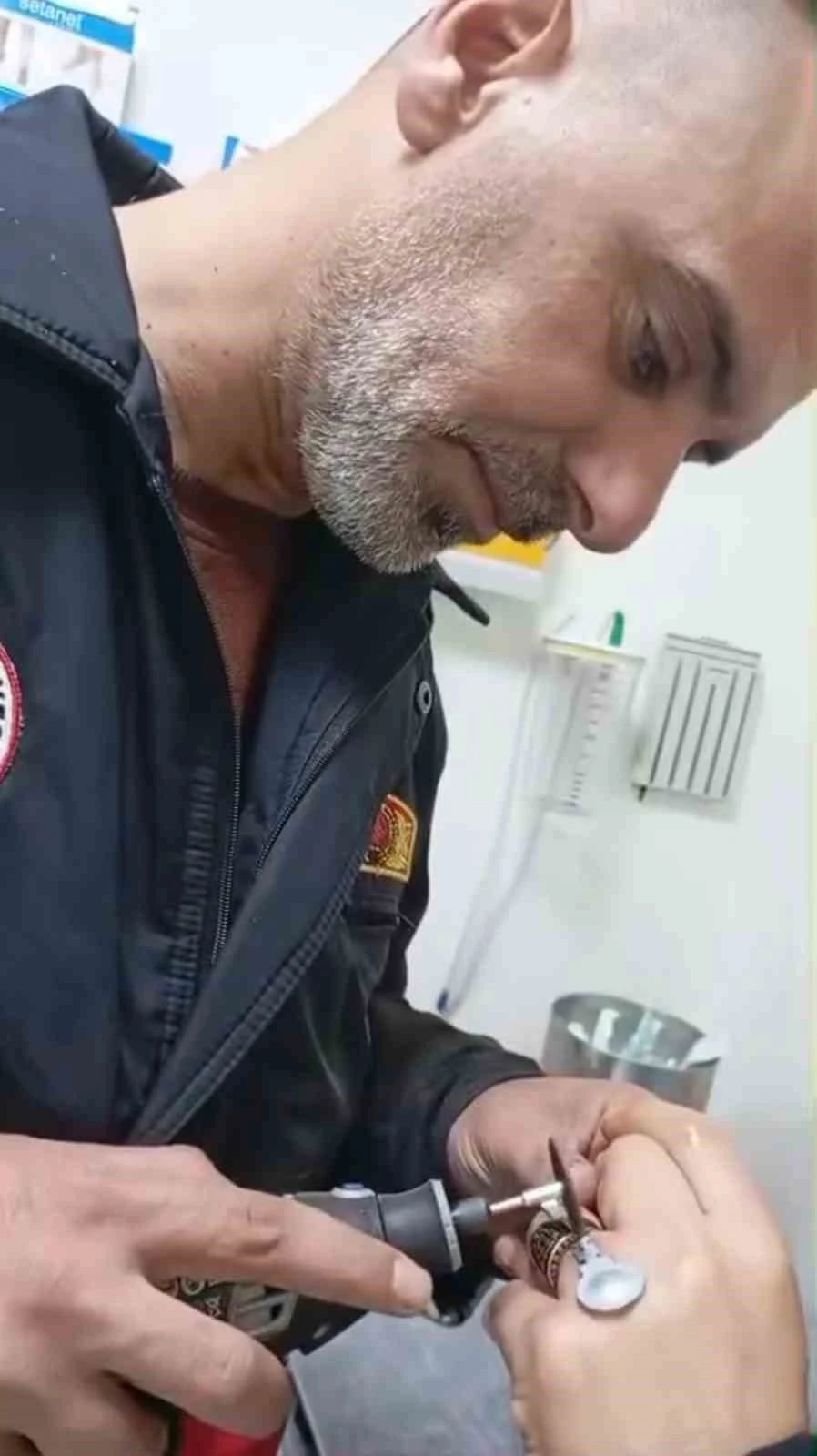 Sıkışan y&uuml;z&uuml;k itfaiye ekiplerince &ccedil;ıkarıldı
