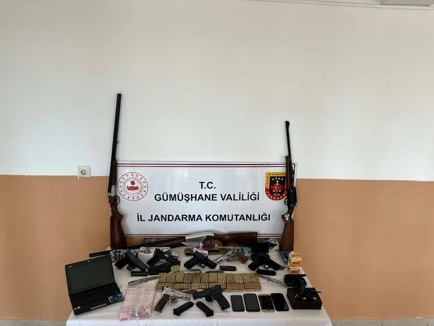 Silah ticareti yapan şahsın evinden cephanelik çıktı
