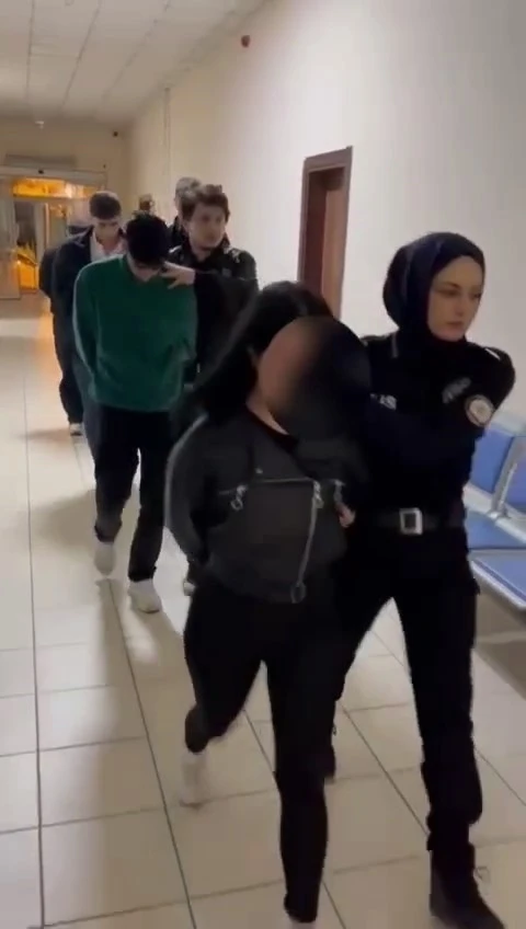 Silahla telefon gasp eden 5 şüpheli kıskıvrak yakalandı
