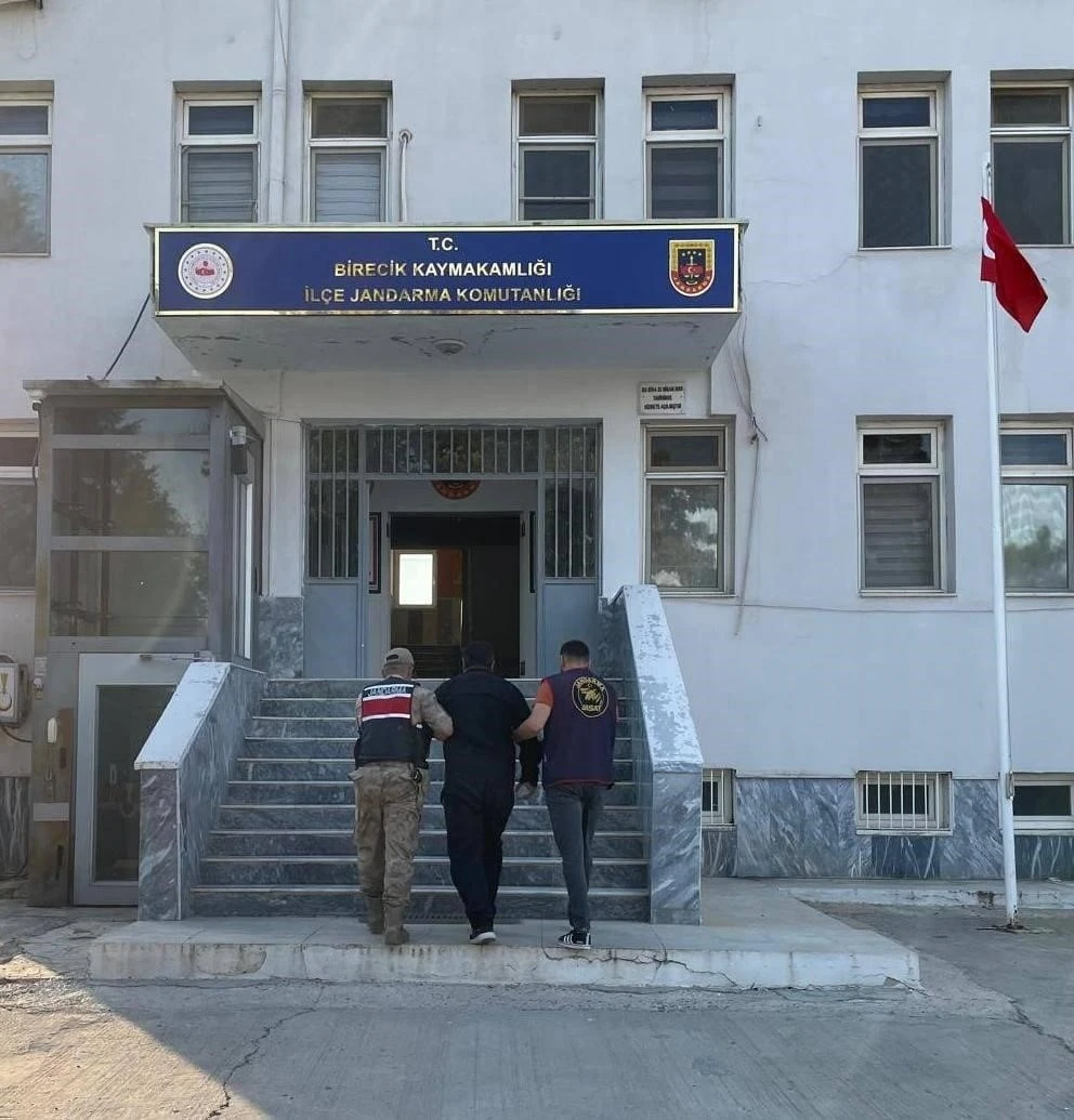 Silahla yağma su&ccedil;undan aranan şahıs yakalandı
