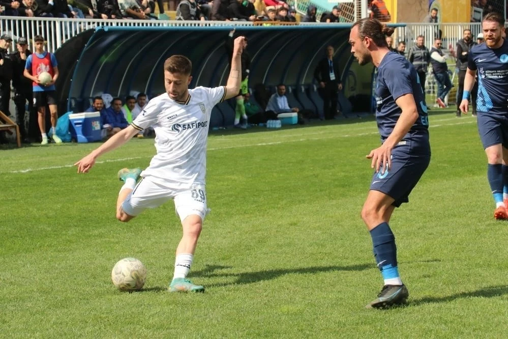 Silahlı saldırıya uğrayan futbolcu hayatını kaybetti
