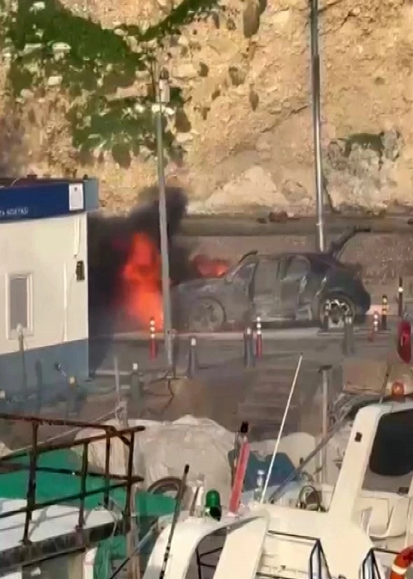 Şile Limanı&rsquo;nda bir ara&ccedil; alevlere teslim oldu
