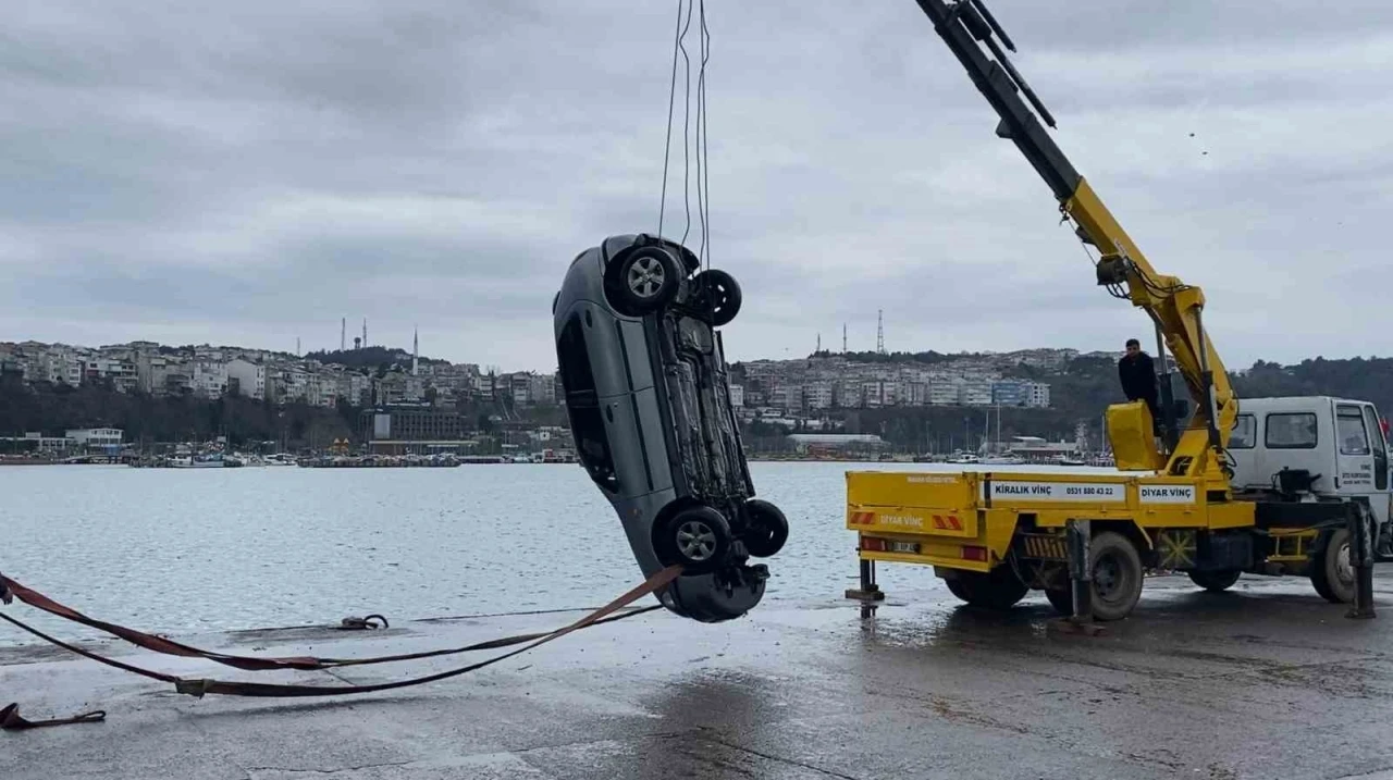 Şile Limanı&rsquo;nda otomobil denize u&ccedil;tu: S&uuml;r&uuml;c&uuml; yaralı kurtarıldı
