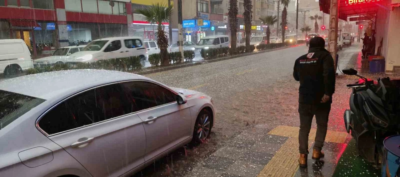 Silifke&rsquo;de dolu felaketi: Sokaklar beyaza b&uuml;r&uuml;nd&uuml;, tarım alanları zarar g&ouml;rd&uuml;
