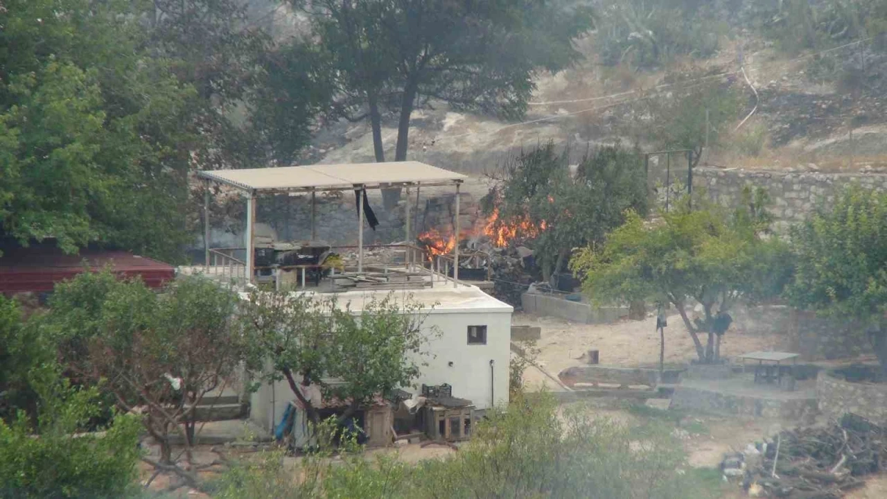 Silifke’deki orman yangınıyla mücadele devam ediyor: 526 personel sahada
