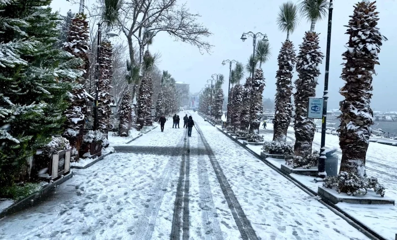 Silivri beyaz &ouml;rt&uuml; ile kaplandı: Kar yağışı havadan g&ouml;r&uuml;nt&uuml;lendi
