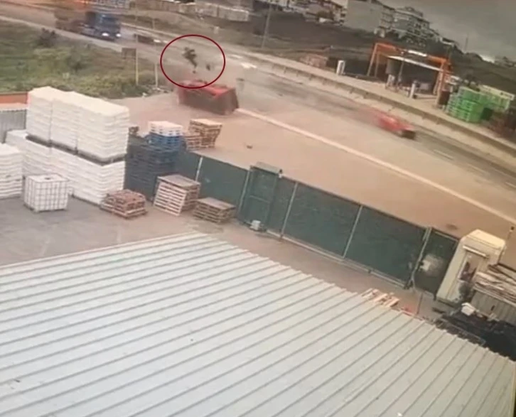 Silivri&rsquo;de zincirleme kaza, s&uuml;r&uuml;c&uuml; takla atan kamyonetten fırladı
