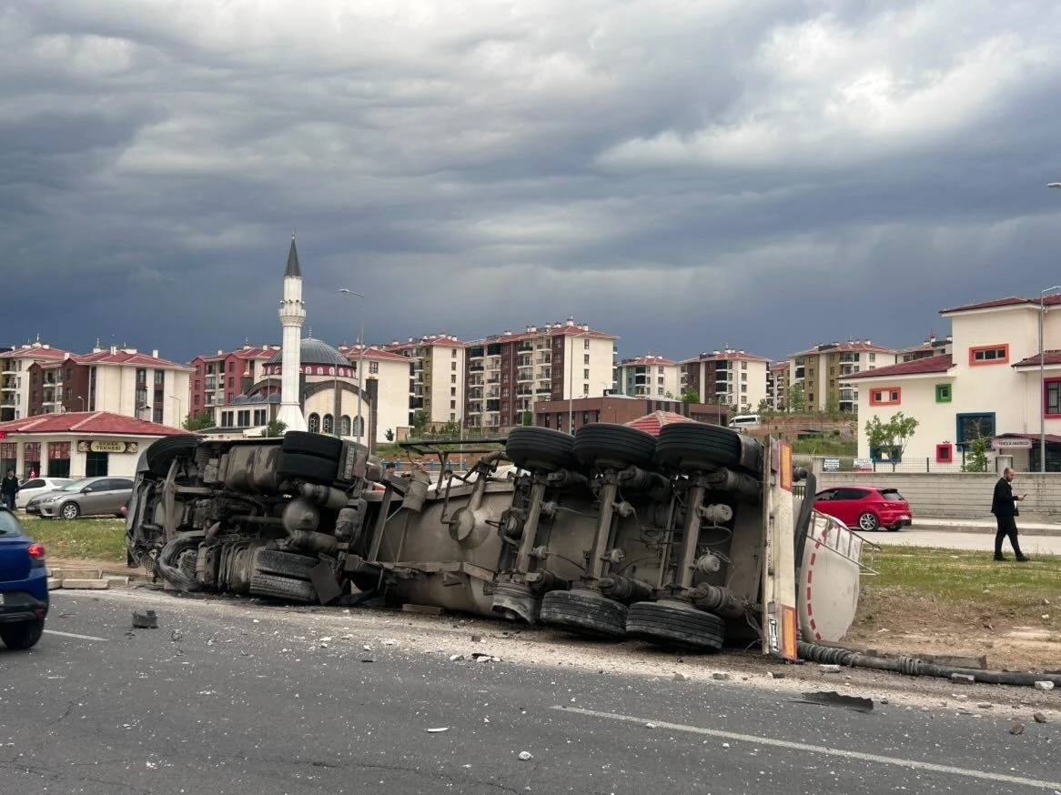 Silobas ile otomobil &ccedil;arpıştı: 2 yaralı
