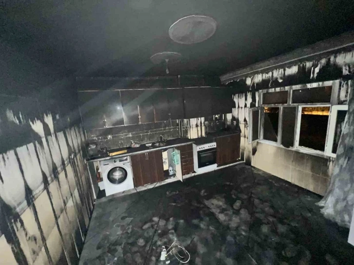 Silopi&rsquo;de &ccedil;ıkan yangın evi k&uuml;le &ccedil;evirdi
