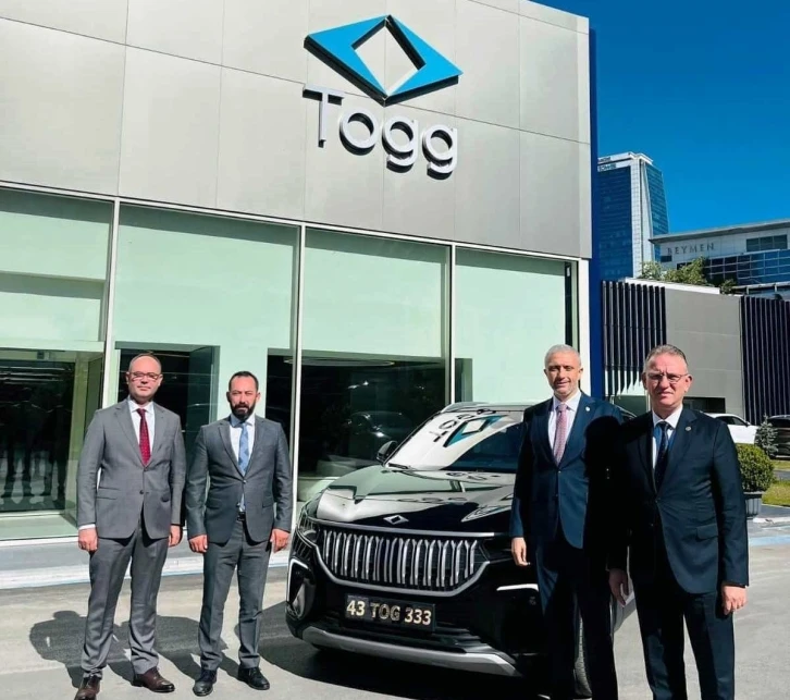 Simav Belediyesinin yeni makam aracı T&uuml;rkiye&rsquo;nin yerli otomobili Togg oldu
