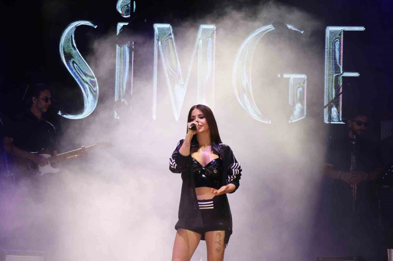 Simge Sağın, Denizlili otomobil tutkunlarına unutulmaz bir gece yaşattı
