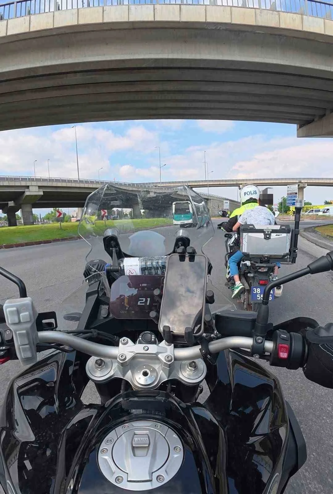 Sınava gireceği okulu karıştıran &ouml;ğrenciyi motosikletli polisler yetiştirdi
