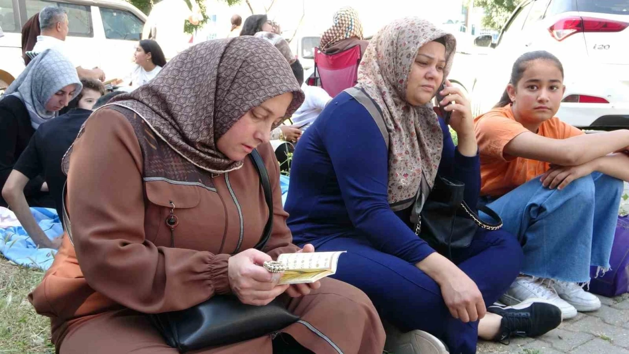 Sınava girmeden dakikalar &ouml;nce son kez test &ccedil;&ouml;zd&uuml;ler
