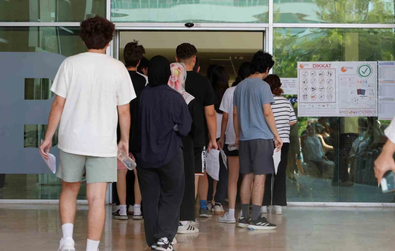 Sınava son saniyede yetişti, binaya velilerin alkışları eşliğinde girdi
