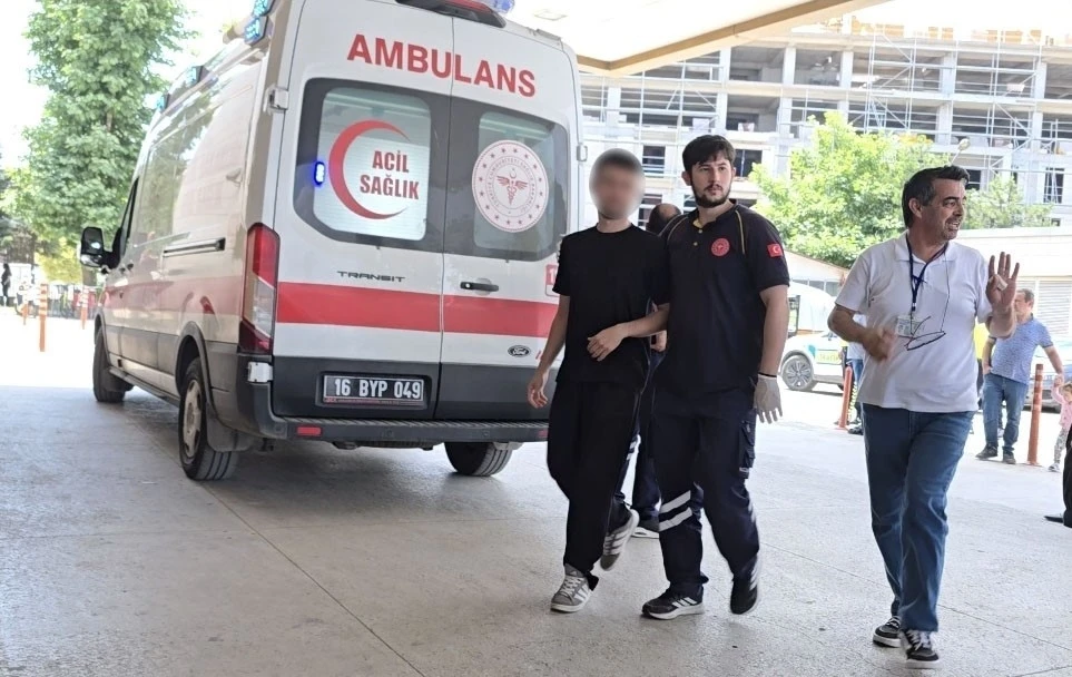 Sınavda rahatsızlanan gen&ccedil; ambulansla hastaneye sevk edildi
